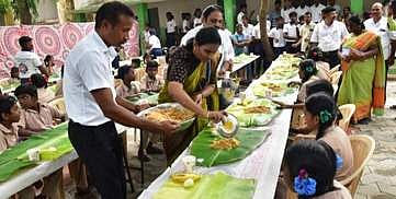 குழந்தைகள் தின விழா: அரசுப் பள்ளி மாணவா்களுக்கு விருந்தளித்த ஆட்சியா்