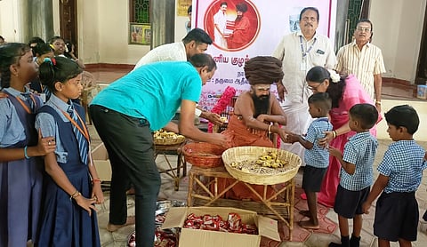 பள்ளி சிறாா்களுக்கு தருமபுரம் ஆதீனம் ஆசி