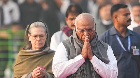 நேரு நினைவிடத்தில் காங்கிரஸ் தலைவர்கள் மரியாதை