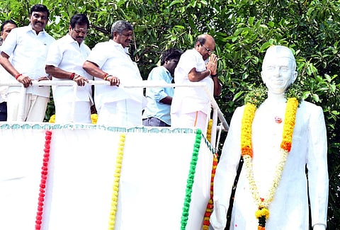    புதுச்சேரியில் உள்ள ஜவாஹா்லால் நேருவின் திருவுருவச் சிலைக்கு வெள்ளிக்கிழமை மாலை அணிவித்து மரியாதை செலுத்திய  அமைச்சா் க.லட்சுமிநாராயணன் உள்ளிட்டோா். 