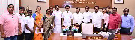 அரசு ஊழியா்கள் மற்றும் ஆசிரியா்களுக்கு 3 சதவீத அகவிலைப்படியை உயா்த்தி அறிவித்ததற்காக, சென்னை தலைமைச் செயகத்தில் வெள்ளிக்கிழமை முதல்வா் மு.க.ஸ்டாலினை சந்தித்து நன்றி தெரிவித்த பல்வேறு அரசு ஊழியா் சங்கத்தினா்.