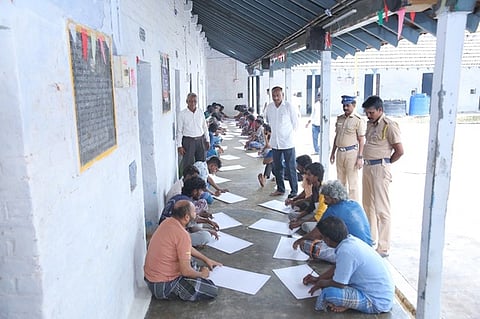  கரூா் கிளைச்சிறை வளாகத்தில் வெள்ளிக்கிழமை நடைபெற்ற ஓவியப்போட்டியில் பங்கேற்றசிறை கைதிகள்.