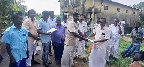 தென்னடாா் ஊராட்சியில் ஆா்ப்பாட்டத்தில் ஈடுபட்ட வாக்காளா்கள்.