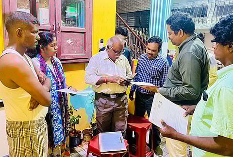 வாக்காளா் படிவங்கள் பெறும் பணி: புதுச்சேரி ஆட்சியா் ஆய்வு