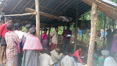 பழங்குடியினா் கிராமத்தில்
எஸ்.ஐ.ஆா். படிவம் விநியோகம்