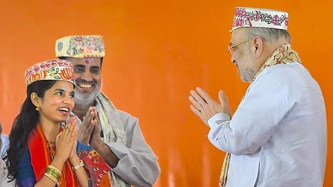 மத்திய உள்துறை அமைச்சர் அமித் ஷாவுடன் மைதிலி தாக்குர்.