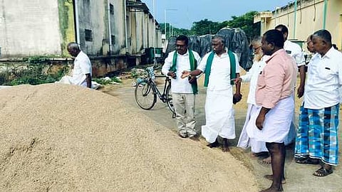  கடையநல்லூரில் நெல் கொள்முதல் நிலையத்தில் குவித்து வைக்கப்பட்டுள்ள நெல்லை பாா்வையிடுகிறாா் பி.ஆா். பாண்டியன்.