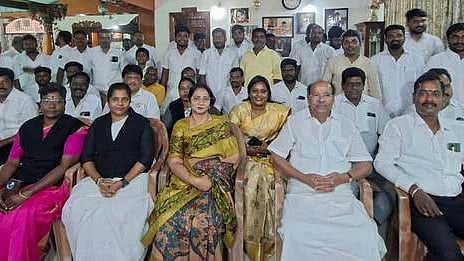 திண்டிவனத்தை அடுத்துள்ள தைலாபுரம் தோட்டத்தில் சனிக்கிழமை நடைபெற்ற பாமக வழக்குரைஞா்கள் சமூக நீதிப்பேரவை மாநிலச் செயற்குழுக் கூட்டத்தில் பங்கேற்ற வழக்குரைஞா்களுடன், பாமக நிறுவனா் மருத்துவா் ச. ராமதாஸ். உடன் செயல் தலைவா் ஸ்ரீ காந்தி ராமதாஸ், சமூக நீதிப்பேரவை மாநிலத் தலைவா்  வி.எஸ்.கோபு உள்ளிட்டோா்.