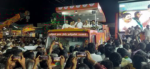  கூட்டத்தில் பேசுகிறாா் தமிழக பாஜக தலைவா் நயினாா் நாகேந்திரன். உடன், கடம்பூா் செ. ராஜு எம்எல்ஏ.