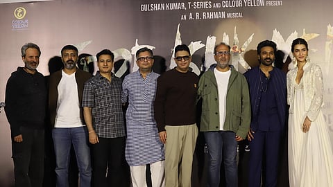 ஹிந்தி படமான 'தேரே இஷ்க் மெய்ன்' படத்தின் டிரெய்லர் வெளியீட்டு விழாவில் படக்குழுவினருடன் கலந்து கொண்ட நடிகர் தனுஷ்.