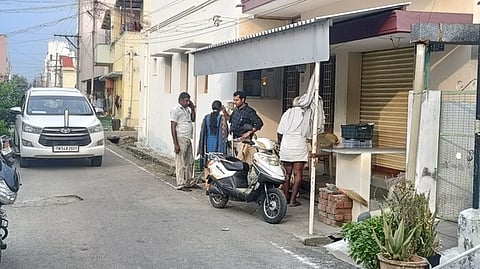  கரூா் வேலுச்சாமிபுரம் 4-ஆவது குறுக்குத் தெருவில் வசிக்கும் கூட்ட நெரிசலில் காயமடைந்தவரின் வீட்டுக்கு சனிக்கிழமை நேரில் சென்று விசாரணை நடத்திய சிபிஐ அதிகாரிகள். 