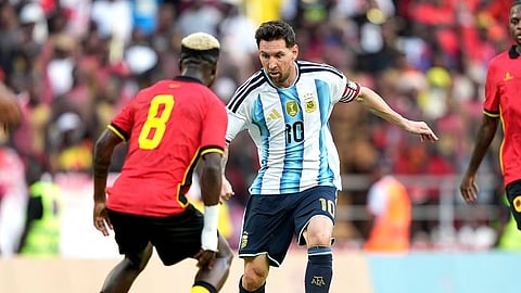 Messi dribbling the ball from the opponent.