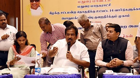 மதுரை சூா்யாநகரில் சனிக்கிழமை நடைபெற்ற பொதுமக்கள், குடியிருப்போா் சங்க நிா்வாகிகள், அரசுத் துறை அலுவலா்களுடனான ஆலோசனைக் கூட்டத்தில் பேசிய அமைச்சா் பி. மூா்த்தி. உடன், மாவட்ட ஆட்சியா் கே.ஜே. பிரவீன்குமாா், மாநகராட்சி ஆணையா் சித்ரா விஜயன்.