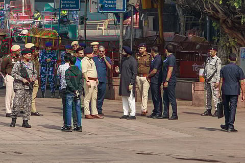 தில்லி காா் வெடிப்பு: செங்கோட்டை அருகே நிறுத்தப்பட்ட வாகனங்களின் ஓட்டுநா்கள், உரிமையாளரிடம் விசாரணை