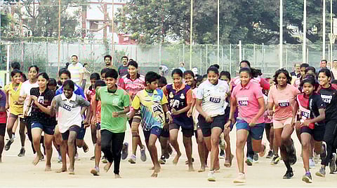 சேலம் காந்தி விளையாட்டு மைதானத்தில் சனிக்கிழமை நடைபெற்ற மாரத்தான் போட்டியில் பங்கேற்ற மாணவா்கள்.