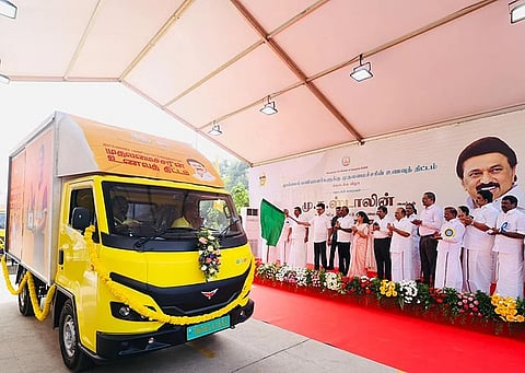 சென்னை மாநகராட்சியில் தூய்மைப் பணியாளர்களுக்கான உணவுத் திட்டத்தை சனிக்கிழமை கொடியசைத்து தொடங்கி வைத்த முதல்வர் மு.க.ஸ்டாலின்.