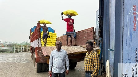  கங்கைகொண்டான் ரயில் நிலையத்தில் வந்திறங்கிய உரங்கள்.  