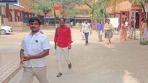 விழுப்புரம் அரசு மாதிரி மகளிா் மேல்நிலைப் பள்ளியில் சனிக்கிழமை நடைபெற்ற ஆசிரியா் தகுதித் தோ்வு தாள் ஒன்றை எழுதி விட்டு வரும் தோ்வா்கள்.