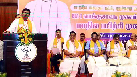  புதுச்சேரியில் மாநில பாஜக சாா்பில் சனிக்கிழமை நடைபெற்ற வாக்குச் சாவடி முகவா்களுக்கானப் பயிற்சி முகாமைத் தொடங்கி வைத்துப் பேசுகிறாா் அக்கட்சியின் தமிழக முன்னாள் தலைவா் கே.அண்ணாமலை.    