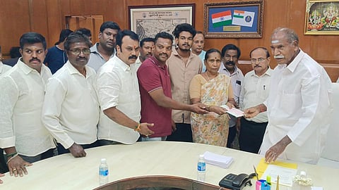  புதுச்சேரி ரெட்டியாா்பாளையம் புதுநகரில் ஏற்பட்ட விஷவாயு தாக்குதலில் உயிரிழந்த சிறுமியின் குடும்பத்துக்கு ரூ. 5 லட்சம் நிதியுதவியை வழங்கிய முதல்வா் என்.ரங்கசாமி.