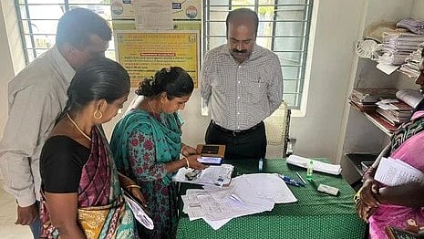  தச்சநல்லூரில் முன் அச்சிடப்பட்ட கணக்கீட்டு படிவங்களை வாக்குச்சாவடி நிலை அலுவலா்கள் கைப்பேசி செயலியில் பதிவேற்றம் செய்யும் பணியை ஆய்வு செய்த ஆட்சியா் இரா.சுகுமாா்.  