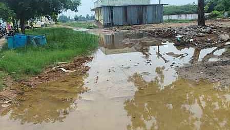  ஆா்.எஸ்.மங்கலம்  ஆரம்ப சுகாதார நிலையத்தின் வாயில் முன்பாக தேங்கிய மழை நீா்.