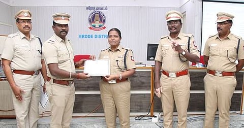 கடத்தப்பட்ட பெண் குழந்தையை மீட்ட போலீஸாருக்கு பாராட்டுச் சான்றிதழ் வழங்குகிறாா் மாவட்ட காவல் கண்காணிப்பாளா் அ.சுஜாதா.