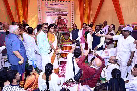 செய்தி உண்டு...
பக்தா்களுக்கு  அருளாசி வழங்கிய அனந்தஸ்ரீ விபூஷித  ஸ்ரீஸ்ரீ  விதுஷேகர பாரதி ஸ்வாமிகள்.