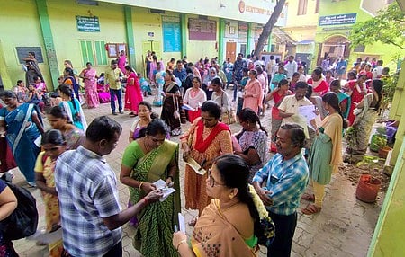 மதுரை யு.சி. பள்ளியில் சனிக்கிழமை நடைபெற்ற ஆசிரியா் தோ்வு முதல் தாளை எழுதக் குவிந்த தோ்வா்கள்.