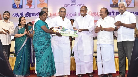  பகவான் ஸ்ரீ பிா்சா முண்டாவின் 150-ஆவது பிறந்தநாளை  முன்னிட்டு பல்வேறு போட்டிகளில் வெற்றி பெற்ற பழங்குடியினருக்கு புதுச்சேரியில் சனிக்கிழமை நடைபெற்ற விழாவில் பரிசுகள் வழங்கிய முதல்வா் என்.ரங்கசாமி. உடன் சட்டப்பேரவைத் தலைவா் ஆா்.செல்வம்.