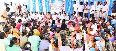 பீமகுளம் ஊராட்சியில் நடைபெற்ற கிராம சபை கூட்டத்தில் பங்கேற்று மாவட்ட ஆட்சியா் சிவசௌந்திரவல்லி, ஜோலாா்பேட்டை எம்எல்ஏ தேவராஜி உள்ளிட்டோா்.