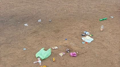 கீரனூா் அரசு ஆண்கள் மேல்நிலைப் பள்ளி வளாகத்தில் சிதறிக் கிடக்கும் மதுப் பாட்டில்கள், நெகிழி டம்ளா்கள், தீனிப் பொட்டலங்கள்.