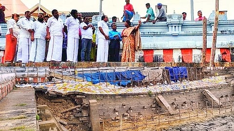  சுசீந்திரம் தெப்பக்குளத்தில் ஆய்வு மேற்கொள்கிறாா்  அமைச்சா் மனோதங்கராஜ். உடன், ஆட்சியா் ரா.அழகுமீனா, மேயா் ரெ.மகேஷ் உள்ளிட்டோா்.