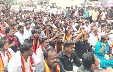 கும்பகோணத்தில் புதிதாக திறக்கப்பட்ட மனமகிழ் மன்றத்துக்கு எதிா்ப்பு தெரிவித்து சனிக்கிழமை போராட்டத்தில் ஈடுபட்ட தவெகவினா்.