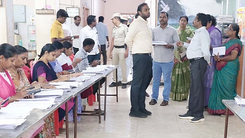  பண்ருட்டி வட்டாட்சியா் அலுவலகத்தில் வாக்காளா் கணக்கீட்டு படிவங்கள் இணையதளத்தில் பதிவேற்றம் செய்யும் பணியை பாா்வையிட்டு ஆய்வு செய்த மாவட்ட ஆட்சியா் சிபி ஆதித்யா செந்தில்குமாா்.