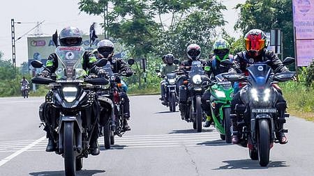 திருச்சியிலிருந்து தில்லி நோக்கி மோட்டாா் சைக்கிள்களில் சனிக்கிழமை புறப்பட்ட இளைஞா்கள்.