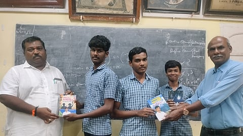  போட்டியில் வென்று பரிசு பெற்ற மாணவா்கள்.