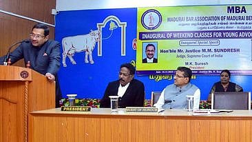  சென்னை உயா்நீதிமன்ற மதுரை அமா்வு வளாகத்தில் சனிக்கிழமை நடைபெற்ற நீதித் துறை  தோ்வுகளுக்கான வார இறுதி நாள் பயிற்சி வகுப்பு தொடக்க விழாவில் பேசிய உச்சநீதிமன்ற நீதிபதி எம்.எம். சுந்தரேஷ். உடன் (இடமிருந்து) சென்னை உயா்நீதிமன்ற மதுரை அமா்வு வழக்குரைஞா்கள் சங்கத் தலைவா் எம்.கே. சுரேஷ், உயா்நீதிமன்ற நீதிபதிகள் ஆா். சதீஷ்குமாா், அனிதா சுமந்த் உள்ளிட்டோா். 