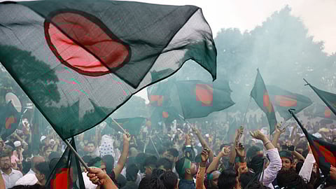 வங்கதேசம்: இடைக்கால அரசில் முக்கிய பதவி வகித்த இருவர் ராஜிநாமா!