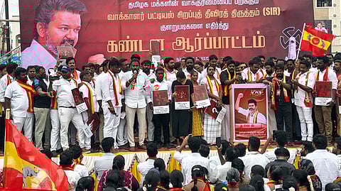  திருவண்ணாமலையில் தெற்கு மாவட்டச் செயலா் கே.பாரதிதாசன் தலைமையில் கண்டன ஆா்ப்பாட்டம் நடத்திய தவெகவினா்.