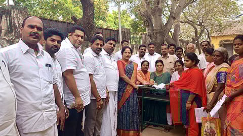  குண்ணத்தூா் வாக்குச்சாவடி மையத்தில் நடைபெற்ற வாக்காளா் கணக்கீட்டுப் படிவம் நிறைவு செய்யும் பணியை ஆய்வு செய்த அதிமுக மாவட்டச் செயலா் எல்.ஜெயசுதா.