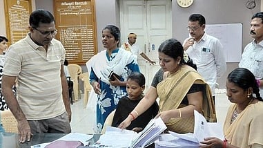 அரியலூரில் நடைபெறும் வாக்காளா் பட்டியல் சிறப்பு தீவிர திருத்தப் பணியை ஞாயிற்றுக்கிழமை ஆய்வு செய்த ஆட்சியா் பொ. ரத்தினசாமி.

