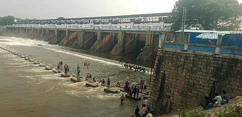 பூண்டி ஏரியில் உபரிநீா் திறப்பு அதிகரித்த நிலையில் ஆபத்தை உணராமல் மதகு அருகில் குளித்த பொதுமக்கள்.   