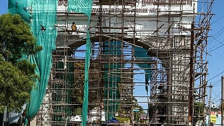  கன்னியாகுமரியில் பிரமாண்டமாக அமைக்கப்பட்டு வரும் திருவள்ளுவா் வெள்ளிவிழா நினைவு தோரண வாயில்.

