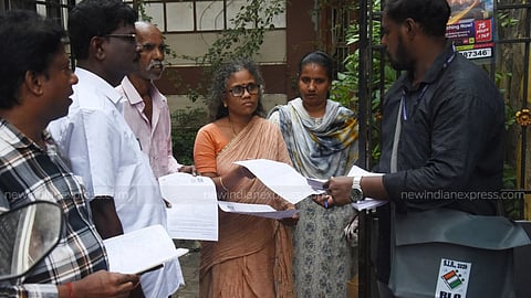 வாக்காளர் பட்டியல் சிறப்பு தீவிர திருத்தத்துக்காக விண்ணப்பங்கள் வழங்கும் பணியில்...