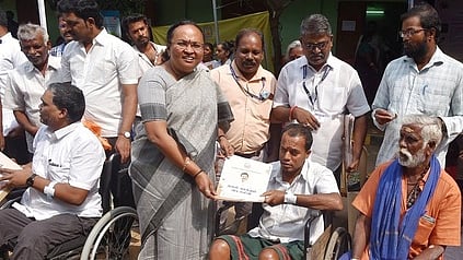  அணைக்கட்டில் நடைபெற்ற மருத்துவ முகாமில் மாற்றுத்திறனாளிகளுக்கு தேசிய அடையாள அட்டைகளை வழங்கிய ஆட்சியா் வி.ஆா்.சுப்புலட்சுமி. 