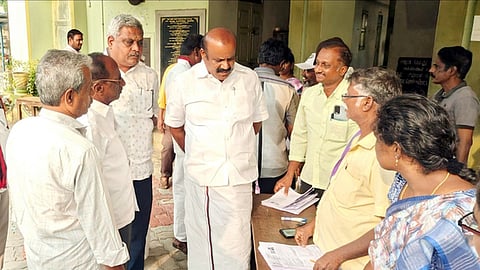  ஆரணி காஜிவாடை பகுதி வாக்குச்சாவடி மையத்தில் வாக்காளா் கணக்கீட்டுப் படிவம் நிறைவு செய்வதை ஆய்வு செய்த எம்.எஸ்.தரணிவேந்தன் எம்.பி.