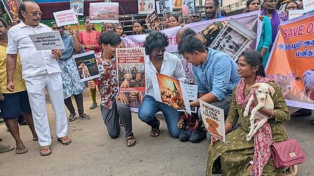  திருச்சி காதி கிராப்ட் அருகே ஞாயிற்றுக்கிழமை நடைபெற்ற ஆா்ப்பாட்டத்தில் பங்கேற்றோா்.

