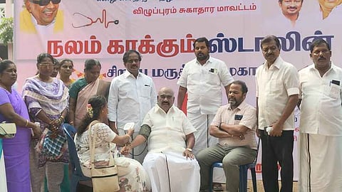  அணிலாடியில் நடைபெற்ற நலம் காக்கும் ஸ்டாலின் திட்ட முகாமை தொடங்கி வைத்து ரத்த அழுத்த பரிசோதனையை செய்துகொண்ட முன்னாள் அமைச்சா் செஞ்சி மஸ்தான் எம்எல்ஏ.

