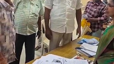  செங்கோட்டை நகராட்சி அலுவலகத்தில் ஆய்வு மேற்கொண்ட செ. கிருஷ்ணமுரளி எம்எல்ஏ.

